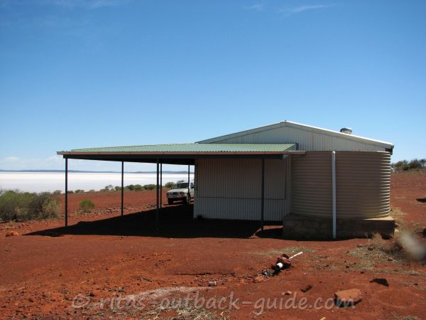 Corrugated iron hut to protect visitors from the sun at Lake Gairdner