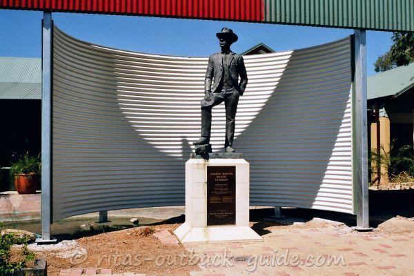 Statue of Banjo Paterson in Winton Statue of Banjo Paterson in Winton